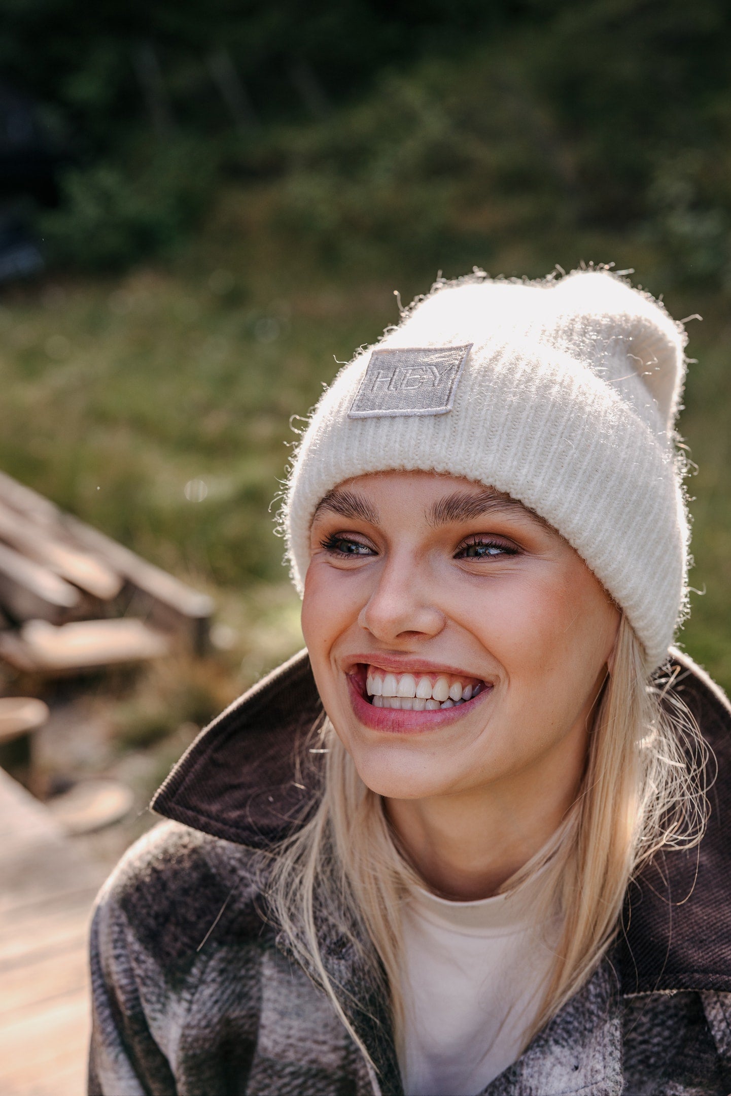 Tragebild mit Model des Produktes Hey Beanie in der Farbe Crema