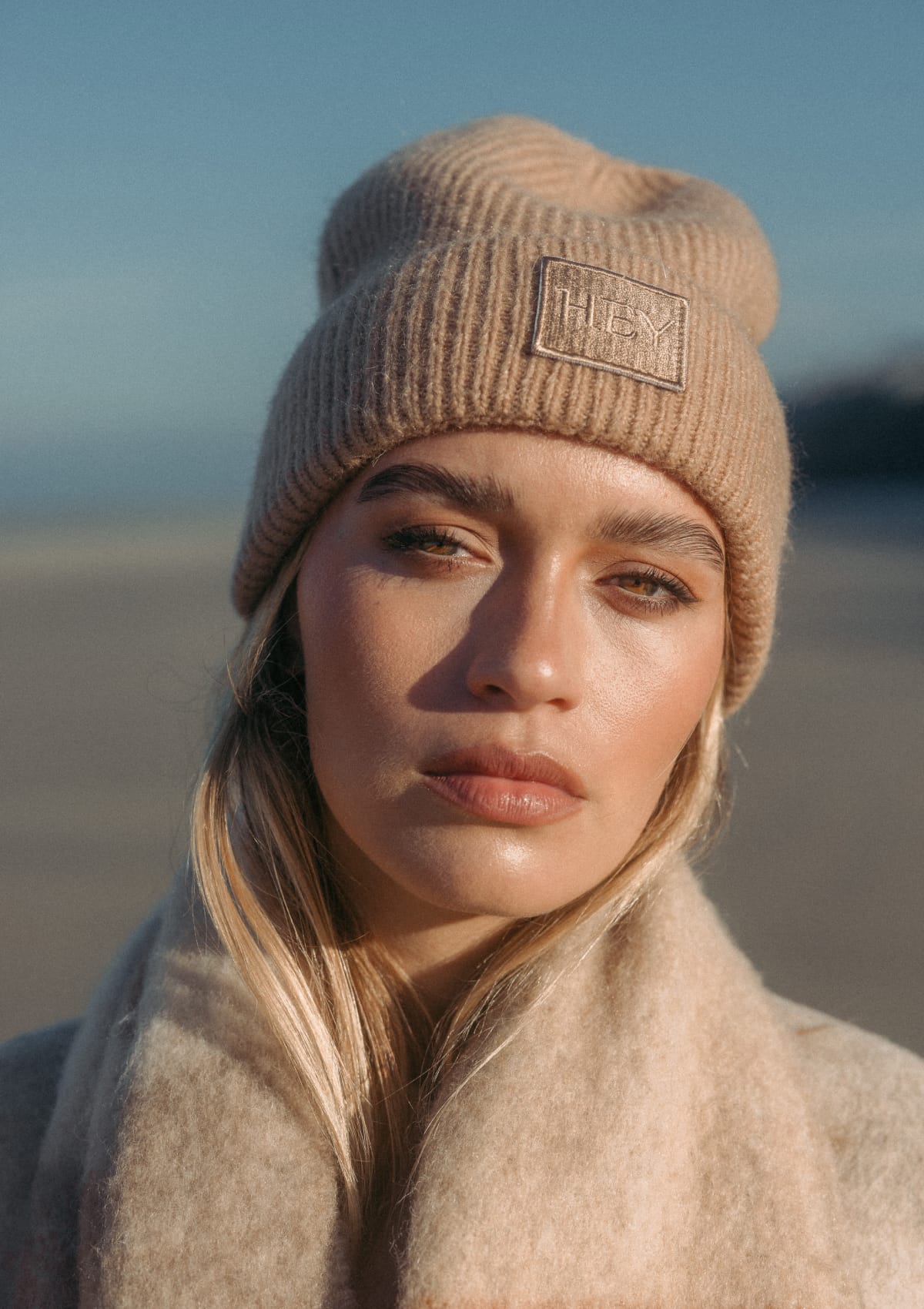 Tragebild mit Model auf neutralem Hintergrund des Produktes Hey Beanie in der Farbe Sand