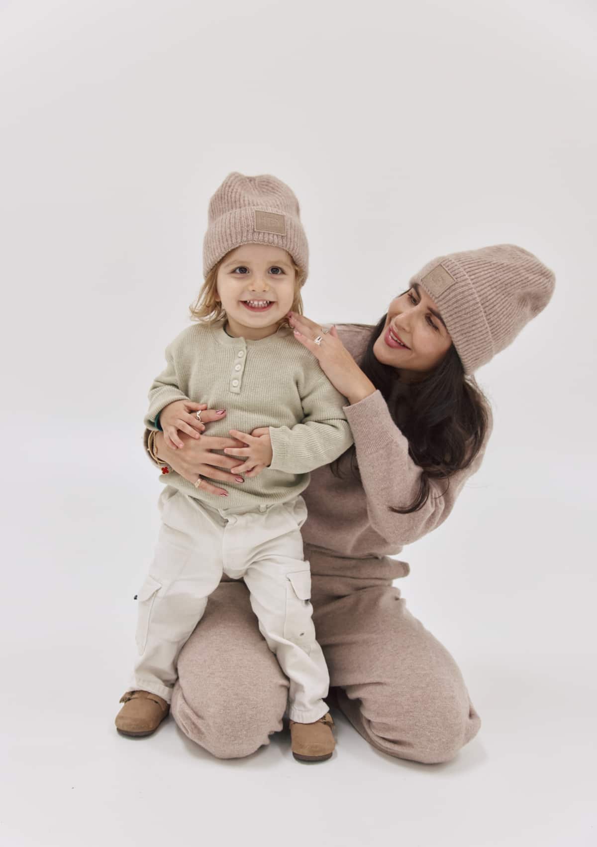 Tragebild mit Model auf neutralem Hintergrund des Produktes Hey Beanie Kids in der Farbe Mocha