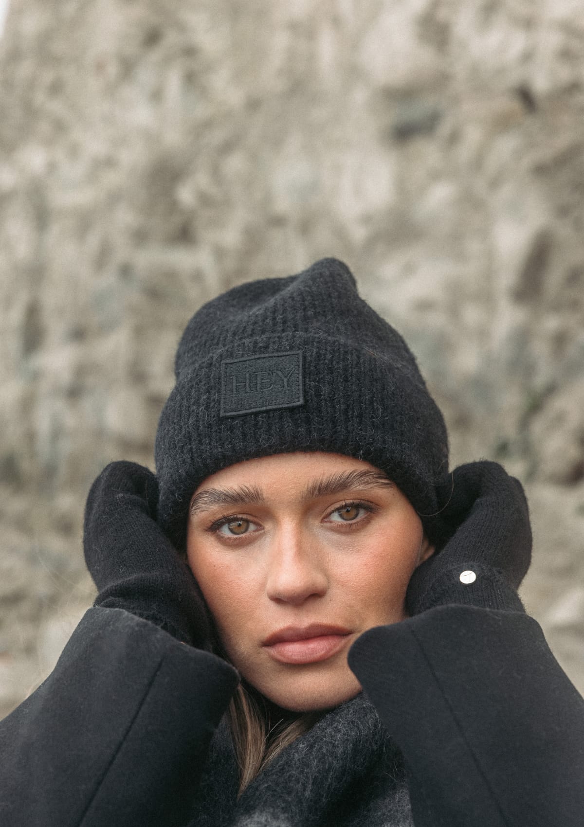 Tragebild mit Model auf neutralem Hintergrund des Produktes Hey Beanie in der Farbe Black