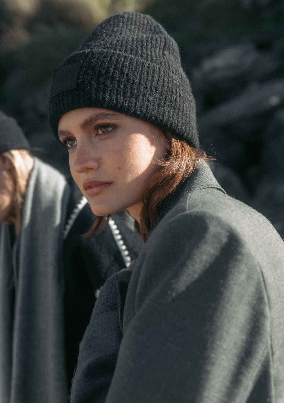 Tragebild mit Model auf neutralem Hintergrund des Produktes Hey Beanie in der Farbe Black