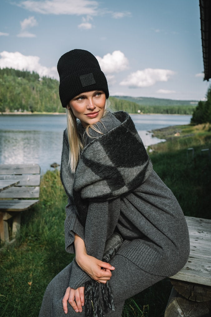 Tragebild mit Model auf neutralem Hintergrund des Produktes Hey Beanie in der Farbe Black