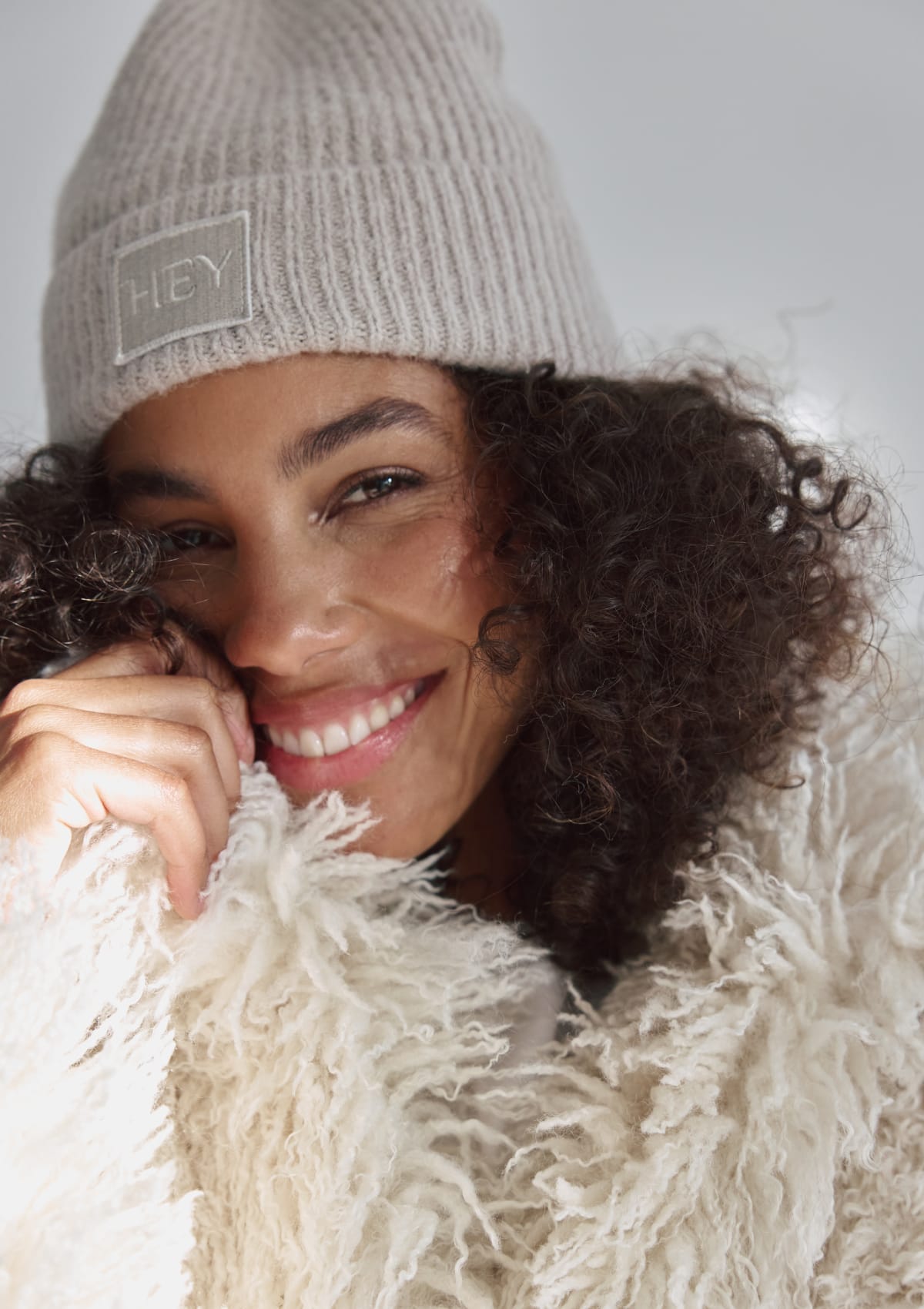 Tragebild mit Model auf neutralem Hintergrund des Produktes Hey Beanie in der Farbe Greige