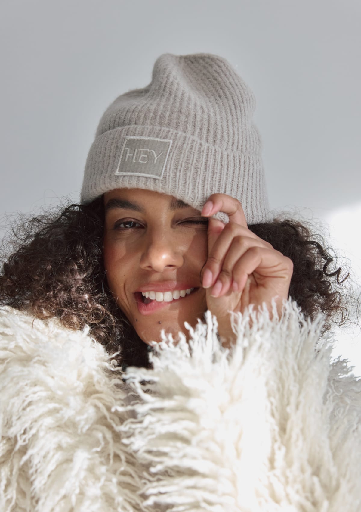 Tragebild mit Model auf neutralem Hintergrund des Produktes Hey Beanie in der Farbe Greige