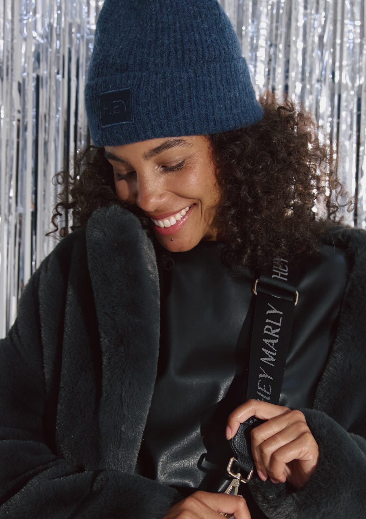 Tragebild mit Model auf neutralem Hintergrund des Produktes Hey Beanie in der Farbe Blue