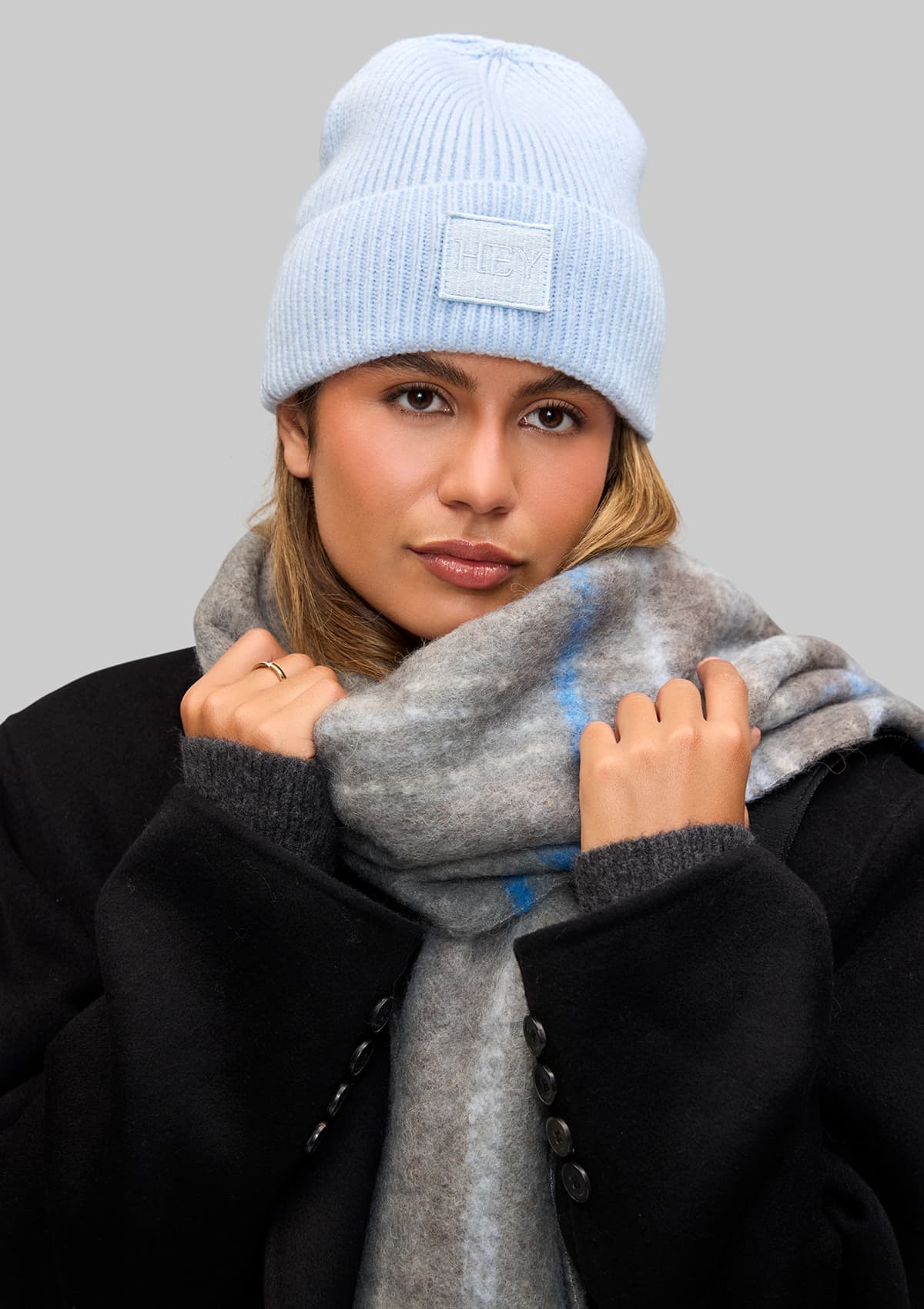 Tragebild mit Model auf neutralem Hintergrund des Produktes Hey Beanie in der Farbe Blue Light