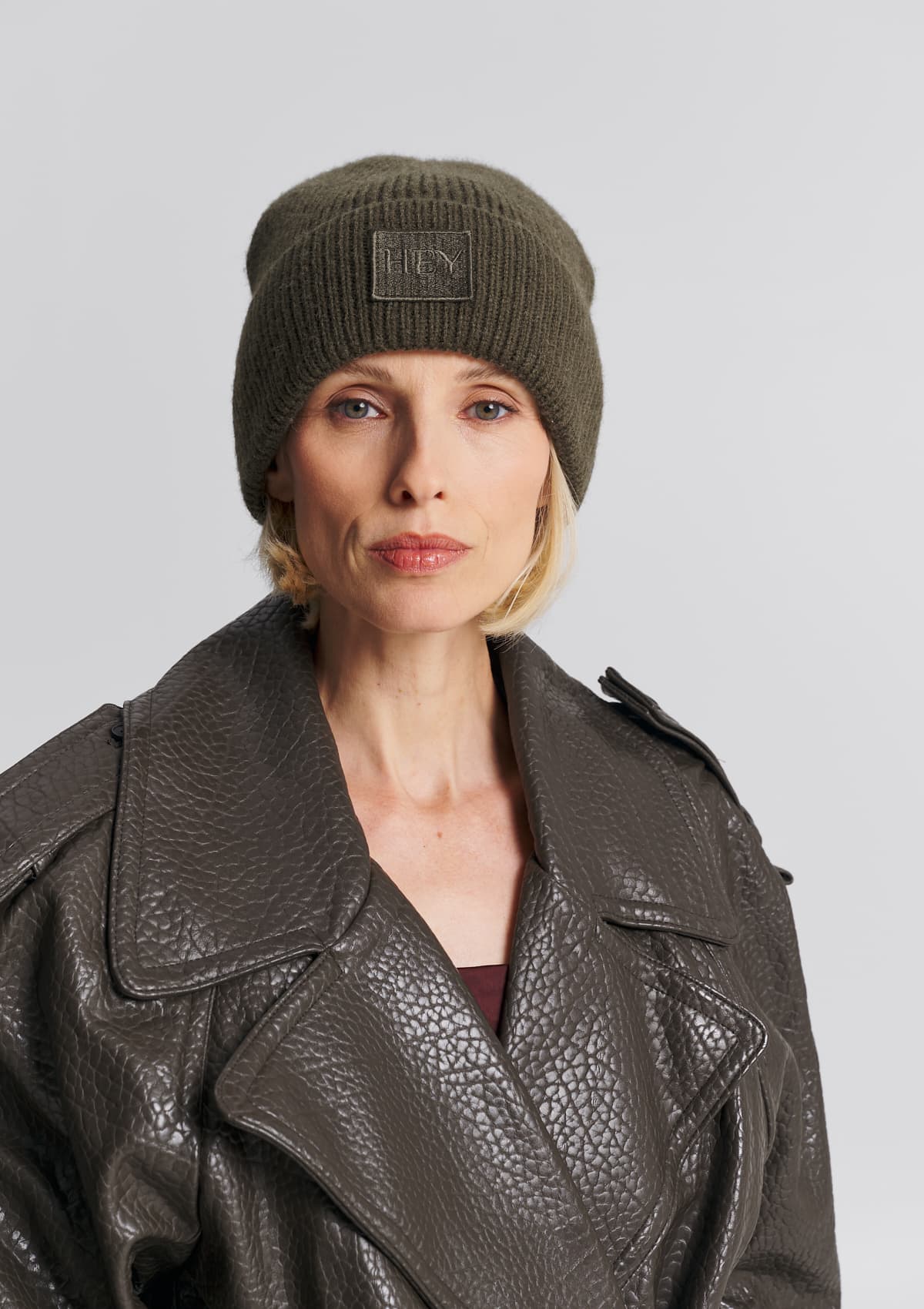 Tragebild mit Model auf neutralem Hintergrund des Produktes Hey Beanie in der Farbe Forest