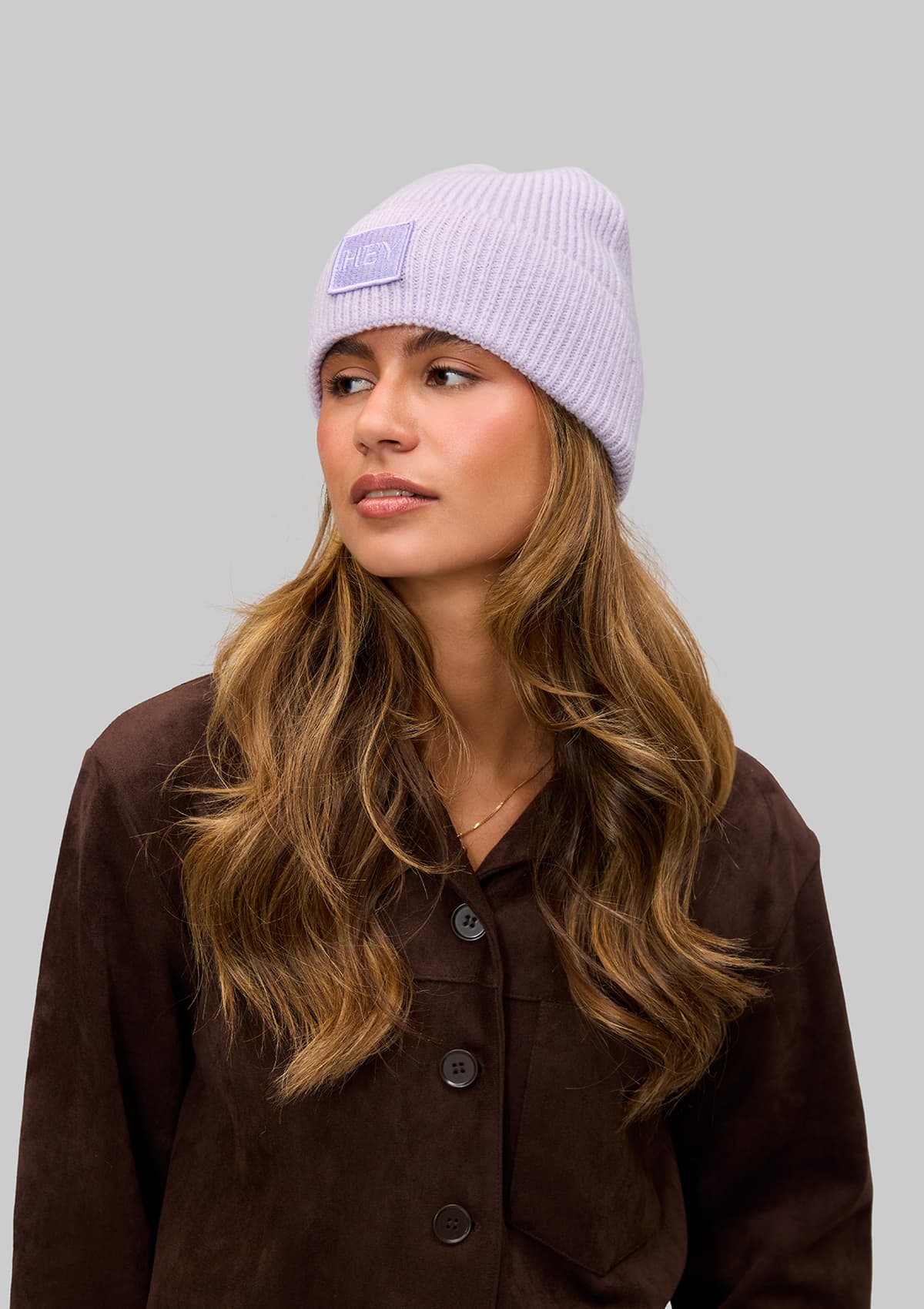 Tragebild mit Model auf neutralem Hintergrund des Produktes Hey Beanie in der Farbe Purple Light