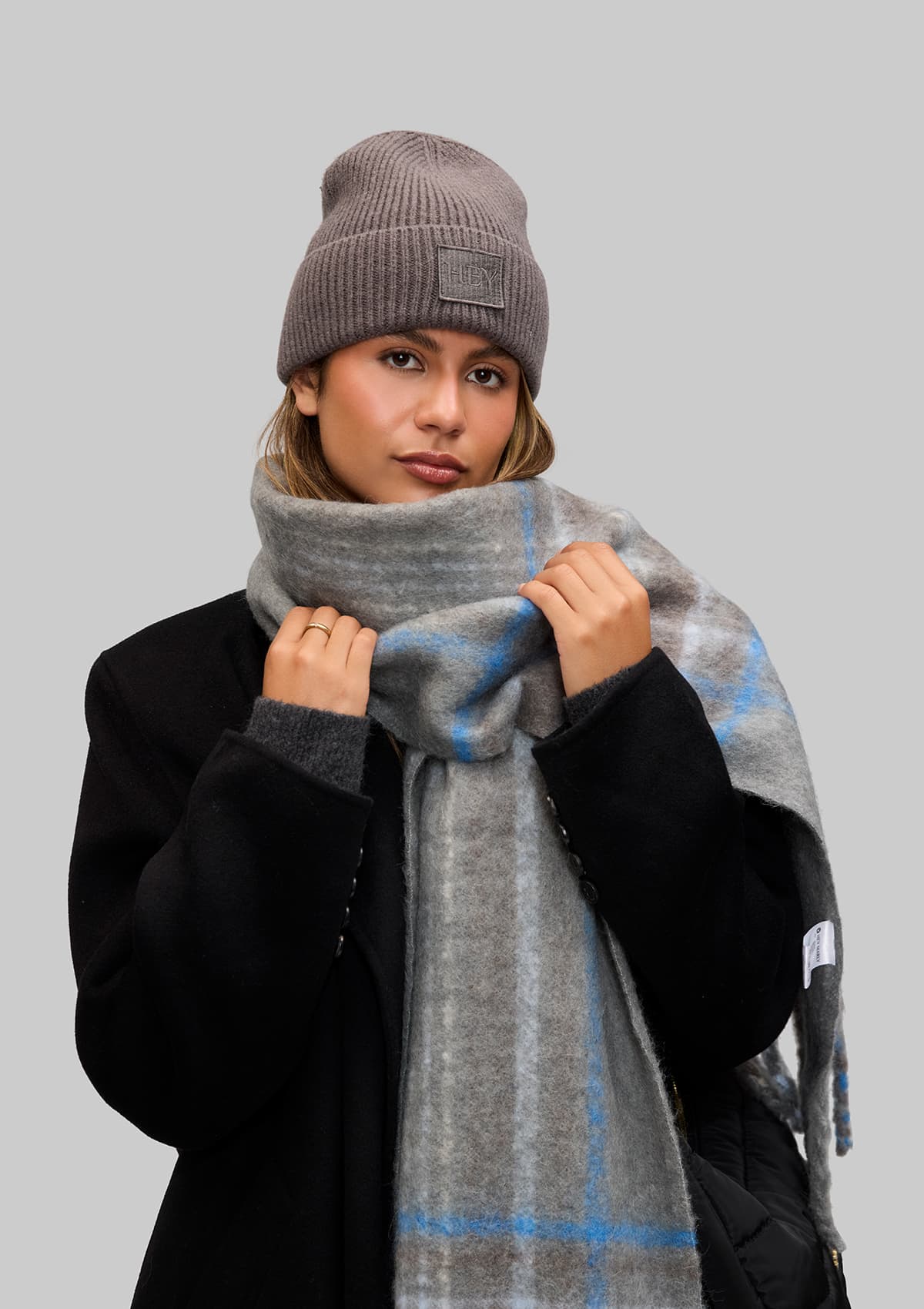 Tragebild mit Model auf neutralem Hintergrund des Produktes Hey Beanie in der Farbe Grey