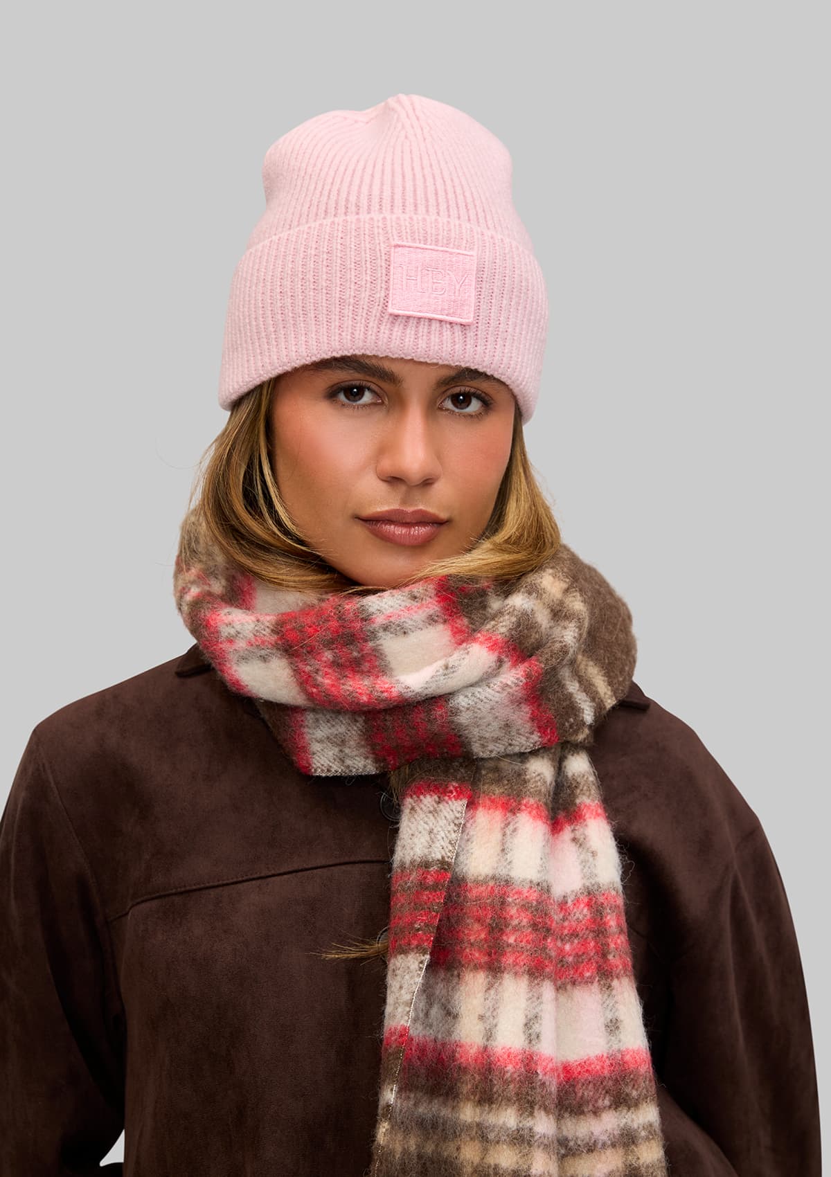 Tragebild mit Model auf neutralem Hintergrund des Produktes Hey Beanie in der Farbe Rose Light