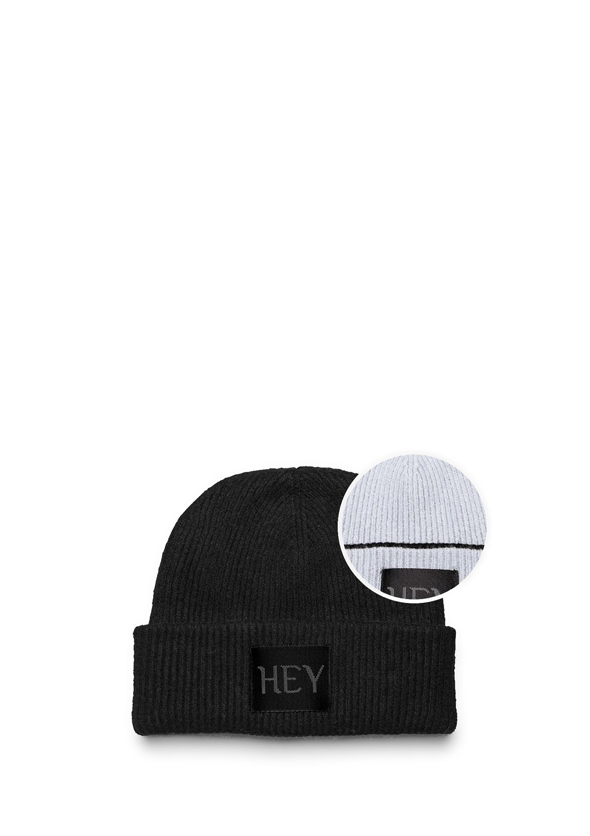 Frontalansicht auf neutralem Hintergrund des Produktes Cozy Beanie in der Farbe Black