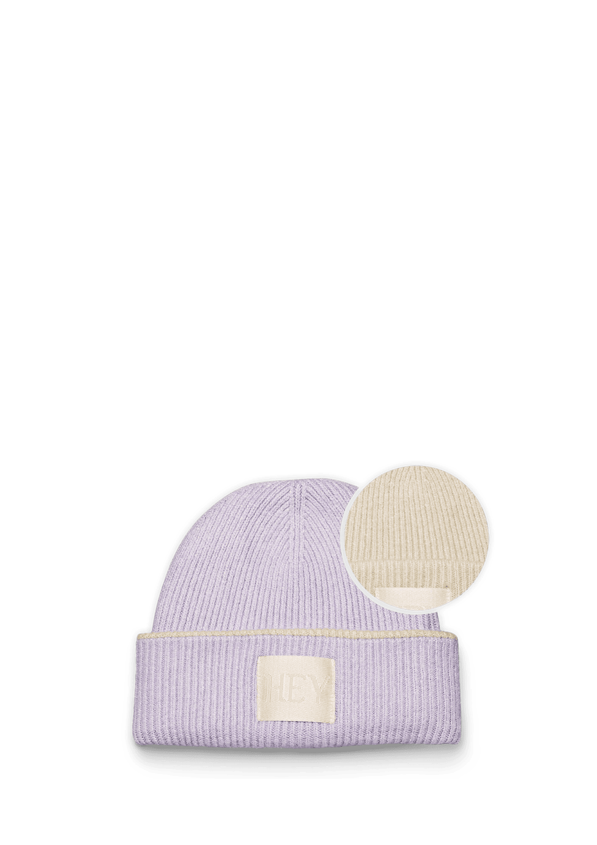 Frontalansicht auf neutralem Hintergrund des Produktes Cozy Beanie in der Farbe Flieder