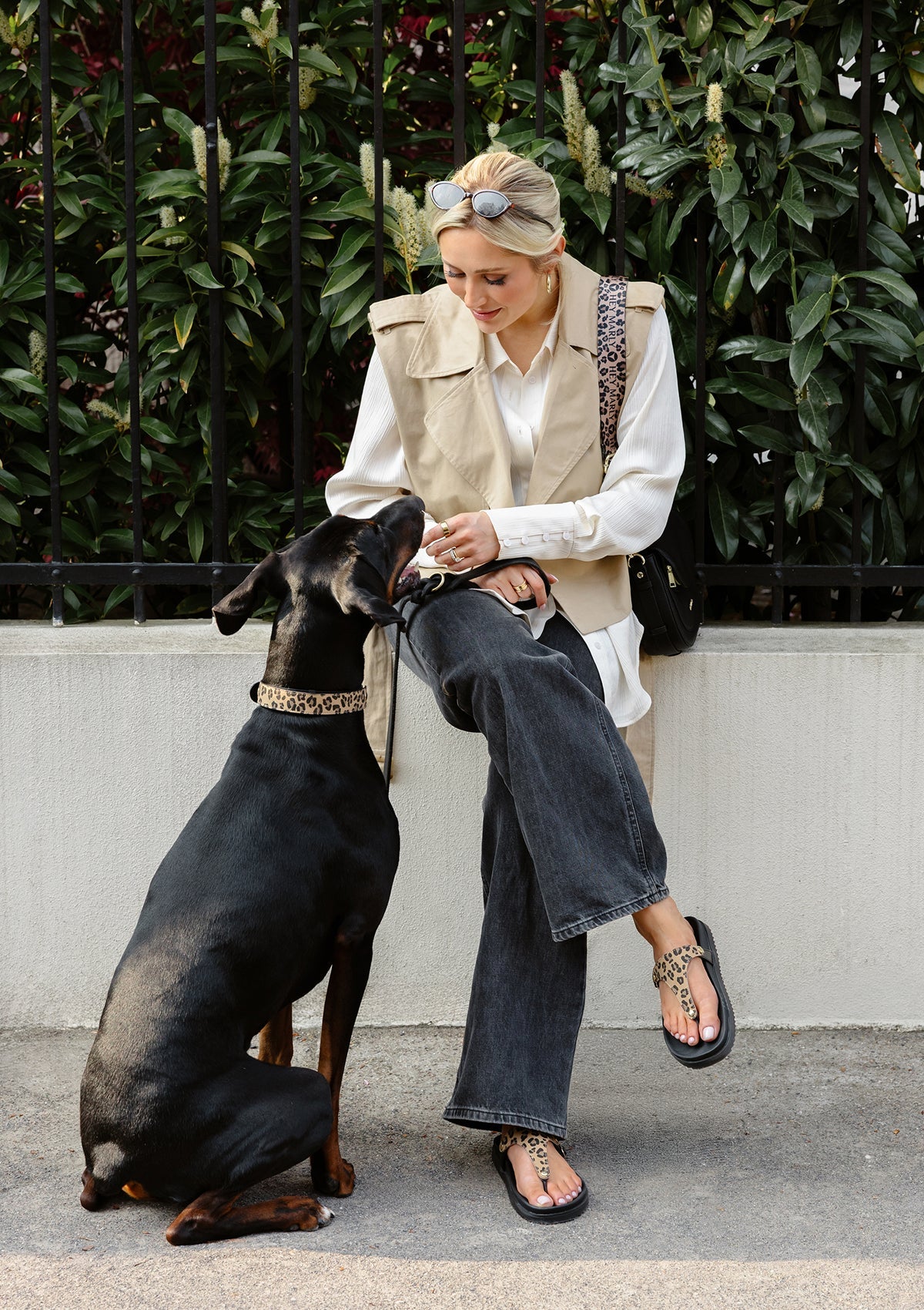 Tragebild mit Model auf neutralem Hintergrund des Produktes Dog Topping Animal Print L in der Farbe Classic Dog Collar L in der Größe L