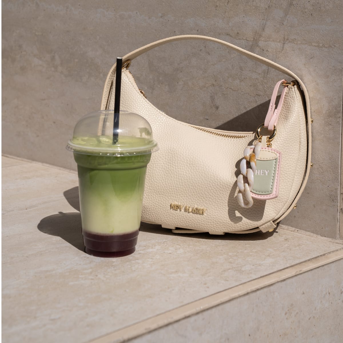 Tasche mit Bag Charm "Matcha" und einem Matcha Getränk