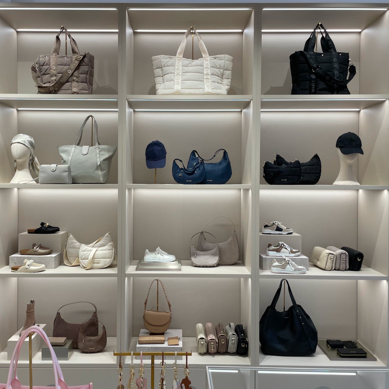 Abbildung unterschiedlicher Produkte im Regal