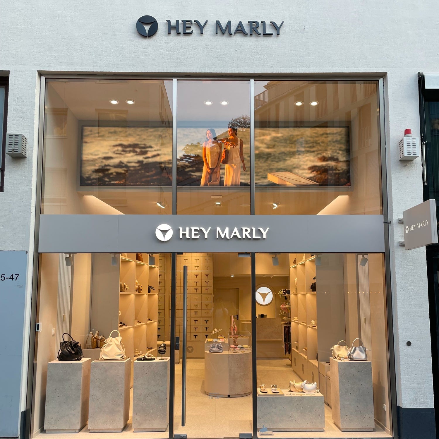 Foto des Shops Eingangsbereich, mit großen Hey Marly Logos