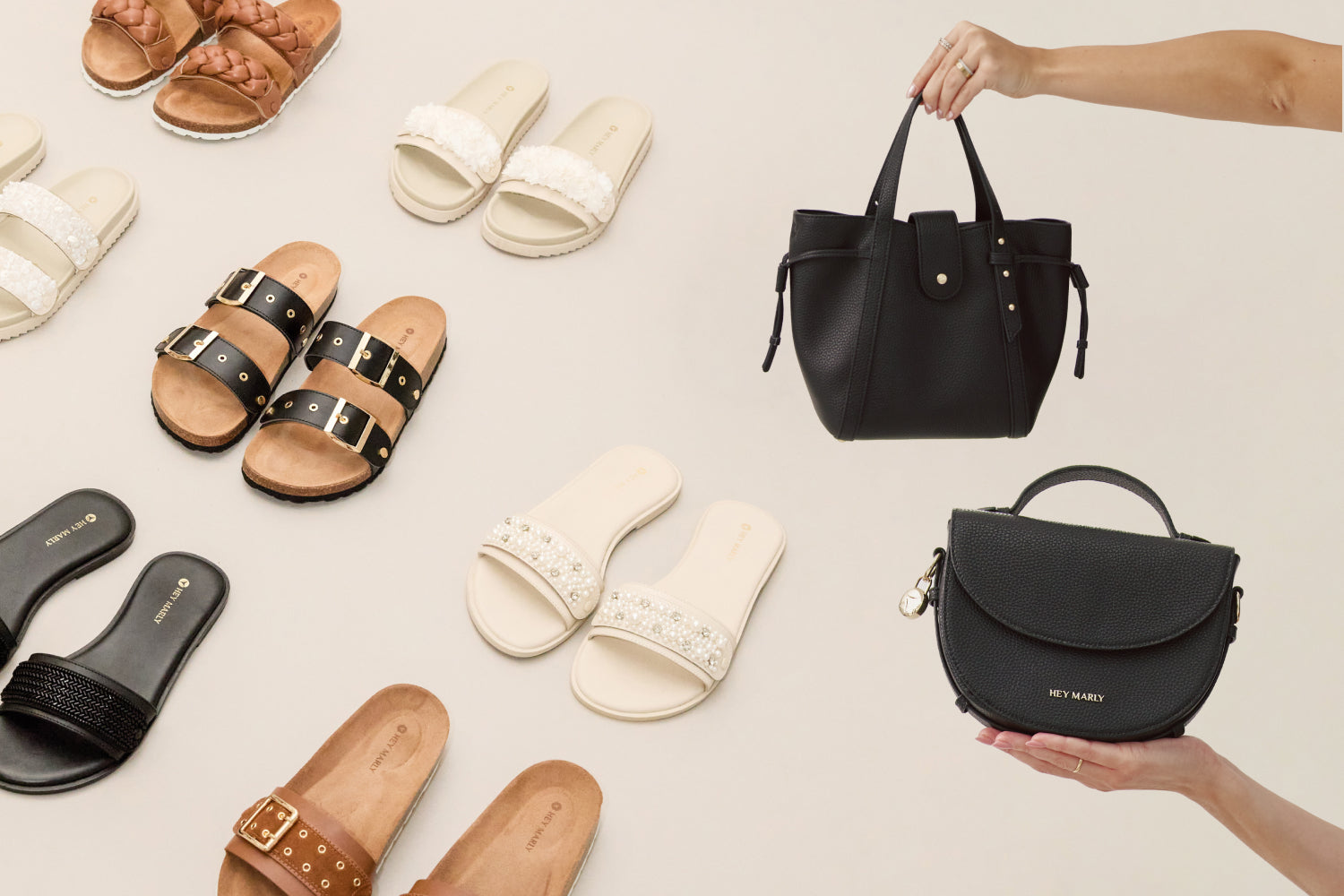 Sandalen und Taschen vor einem neutralen Hintergrund