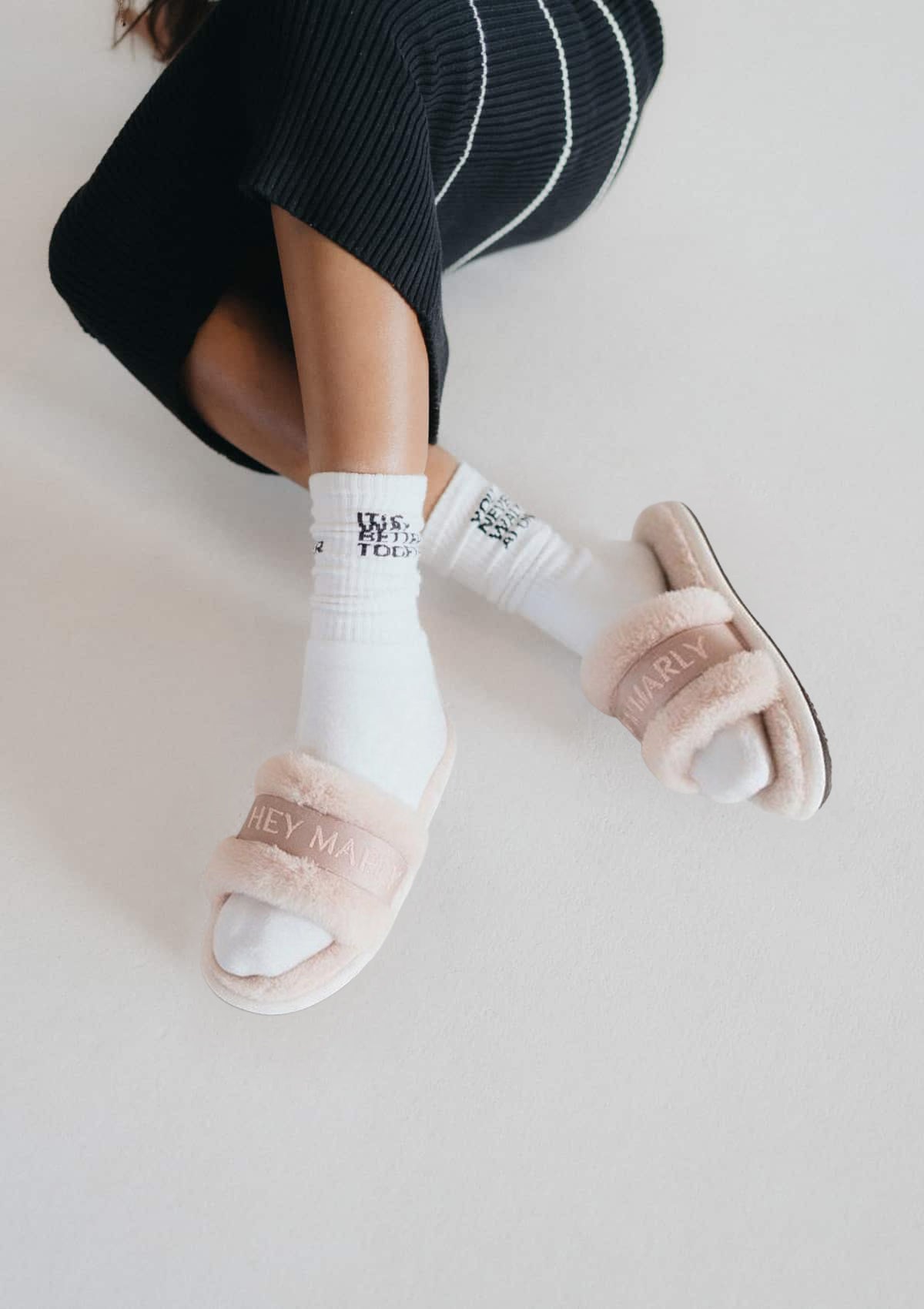 Tragebild am Model des Produktes Slipper Signature in der Farbe Nude