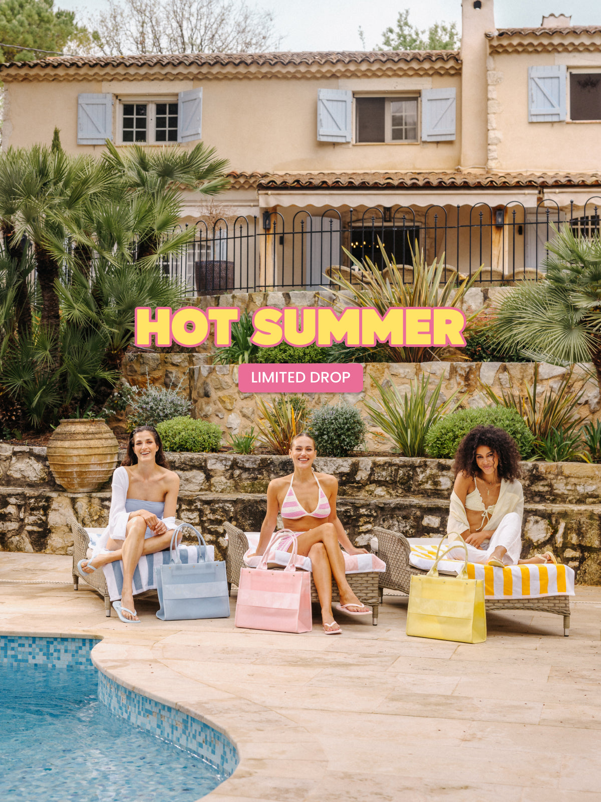 3 Models am Pool mit Sommertaschen und Bikinis