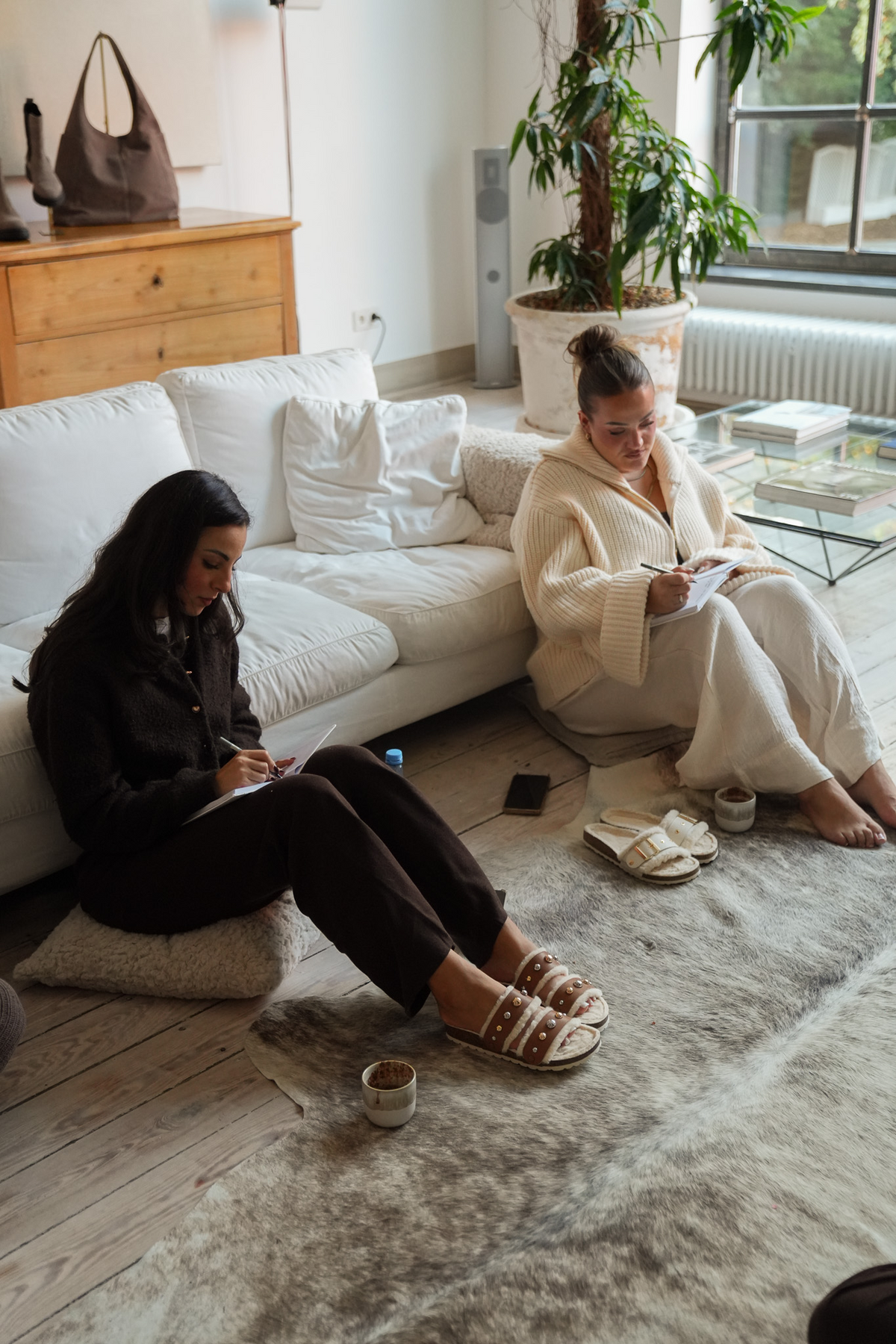 Tragebild mit Model auf neutralem Hintergrund des Produktes Urban Stud in der Farbe Casual Cork Fur Cognac