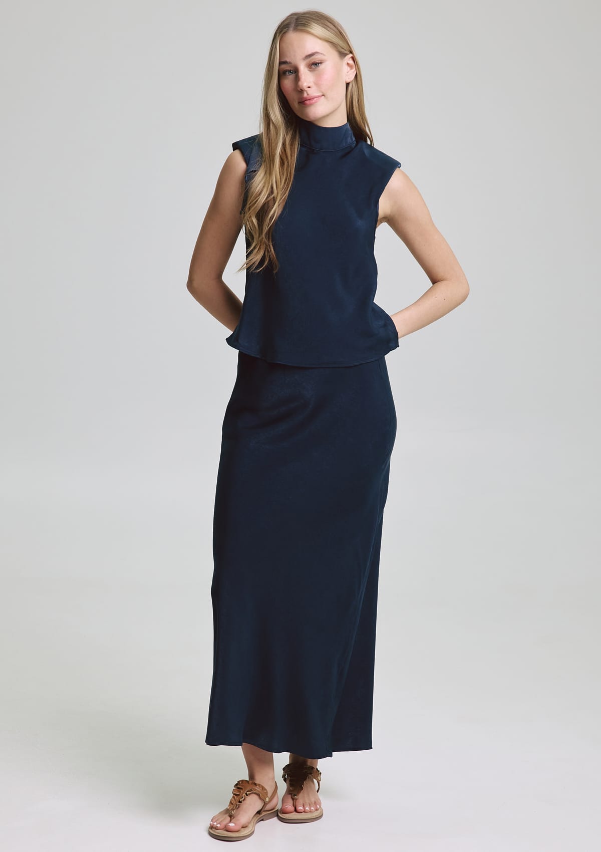 Tragebild mit Model auf neutralem Hintergrund des Produktes Wavy Wonder in der Farbe Comfort Cognac