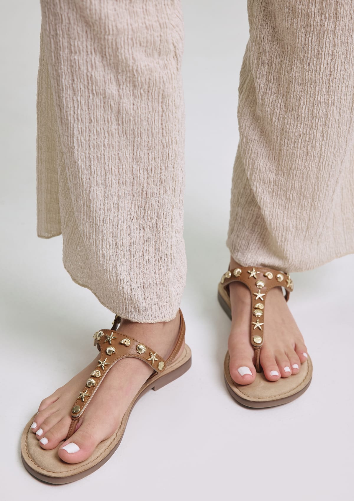 Tragebild mit Model auf neutralem Hintergrund des Produktes Coastal Star in der Farbe Comfort Cognac