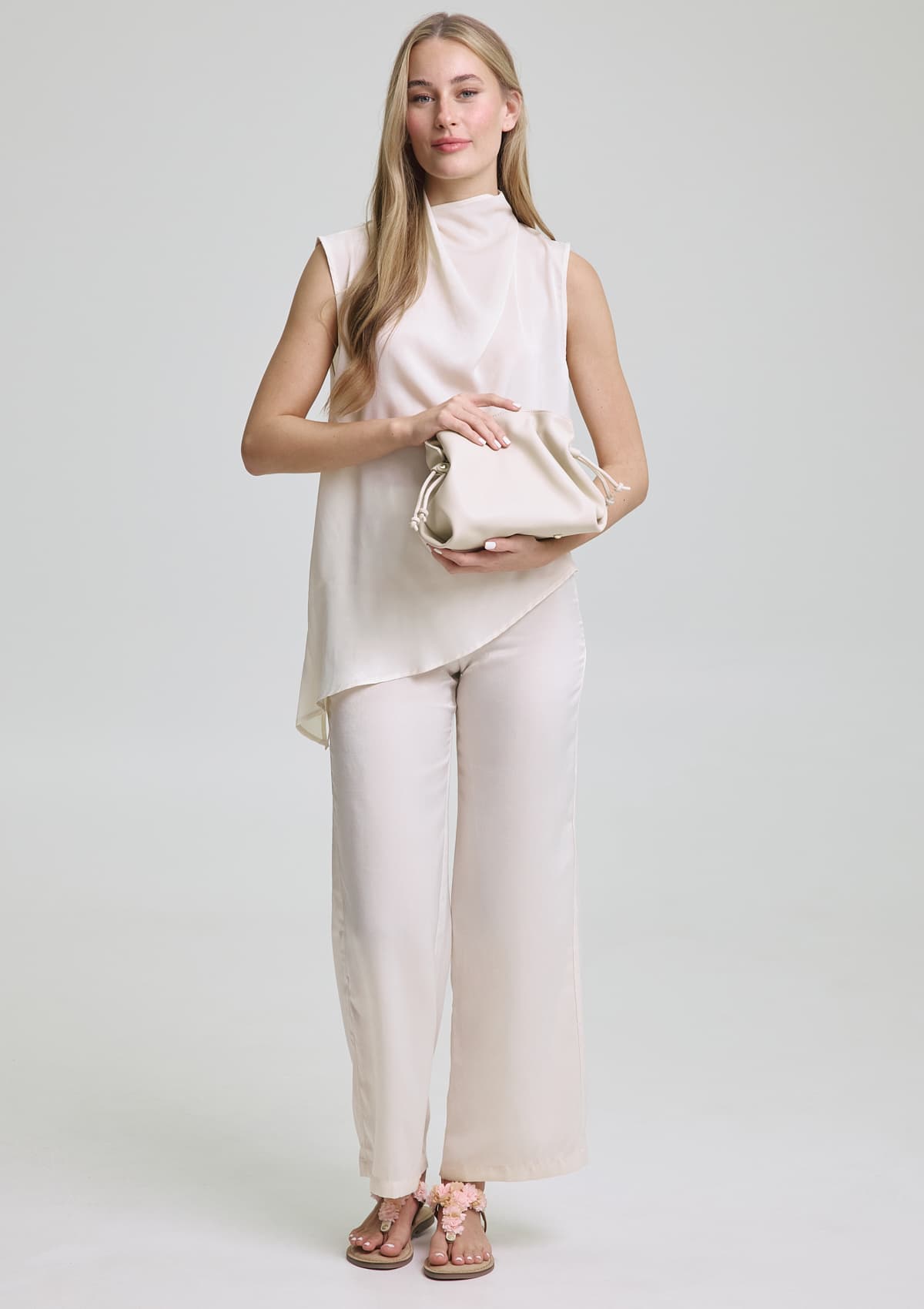 Tragebild mit Model auf neutralem Hintergrund des Produktes Soft Flower in der Farbe Comfort Cognac