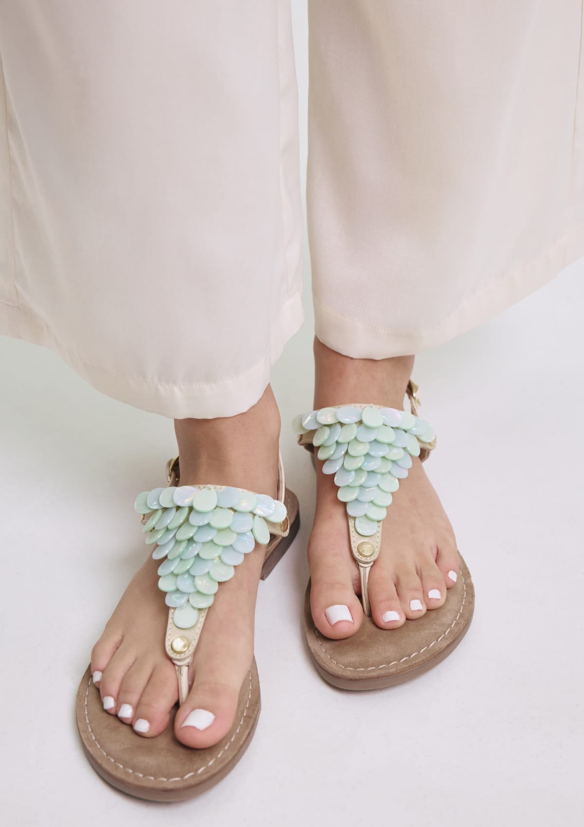 Tragebild mit Model auf neutralem Hintergrund des Produktes Shiny Plate in der Farbe Comfort Crema