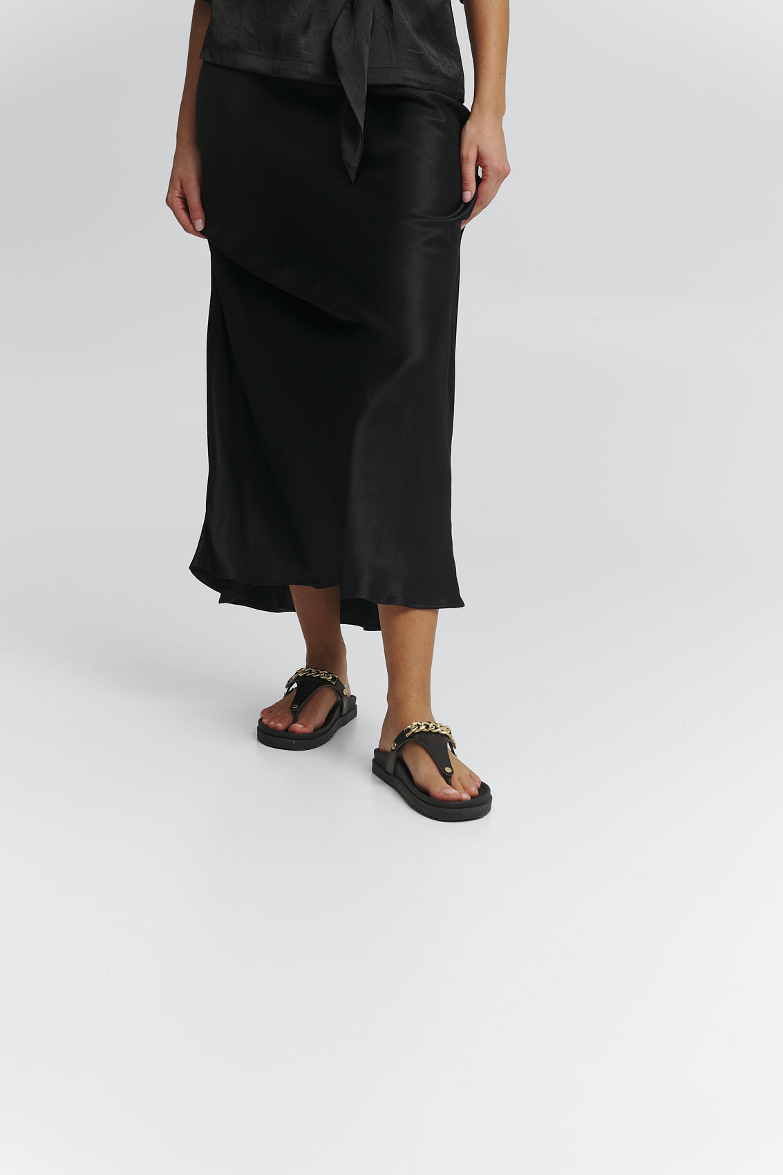 Gold Chain - Casual Clean Black