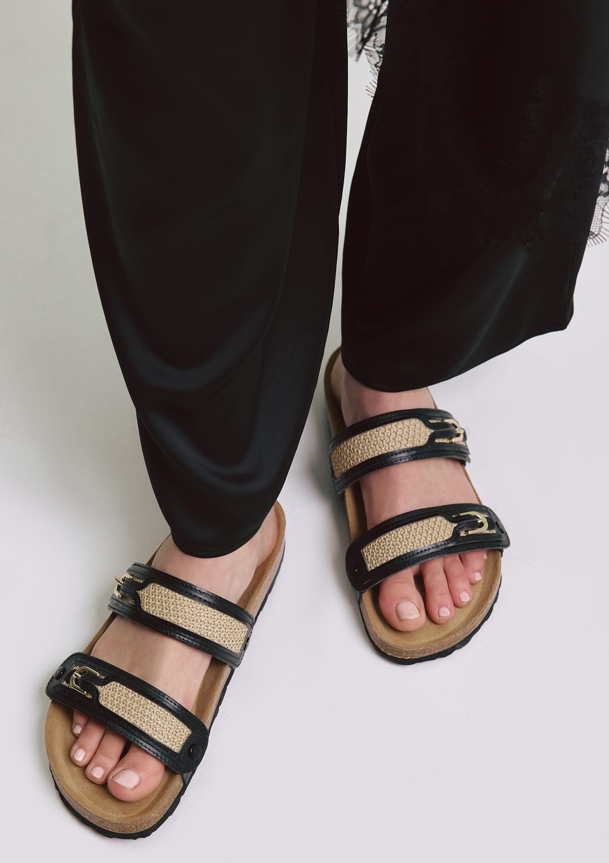 Tragebild mit Model auf neutralem Hintergrund des Produktes Urban Summer in der Farbe Casual Cork Black