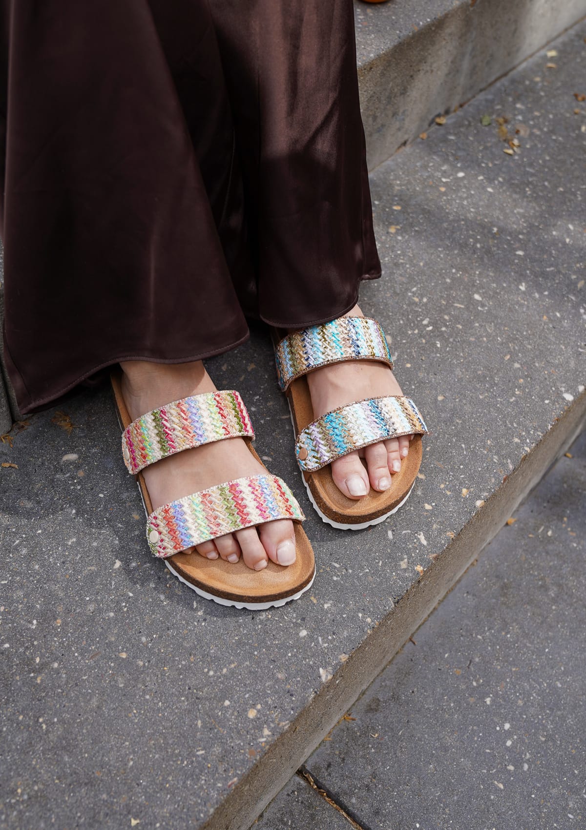 Tragebild mit Model auf neutralem Hintergrund des Produktes Seaside Stripe in der Farbe Casual Cork