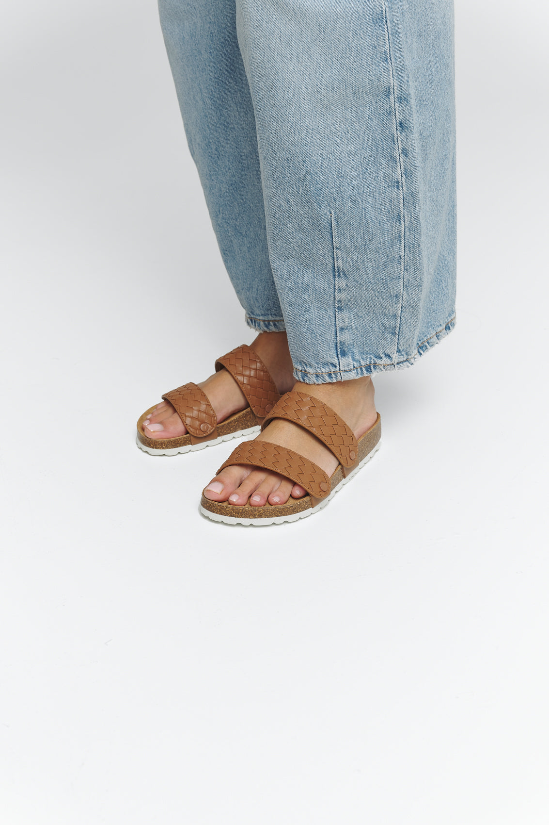 Tragebild mit Model auf neutralem Hintergrund des Produktes Urban Twist in der Farbe Casual Cork Cognac