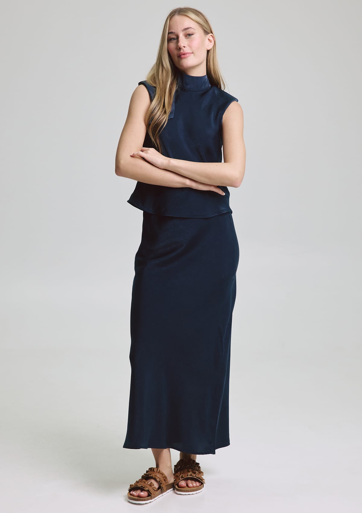 Tragebild mit Model auf neutralem Hintergrund des Produktes Wavy Wonder in der Farbe Casual Cork Cognac