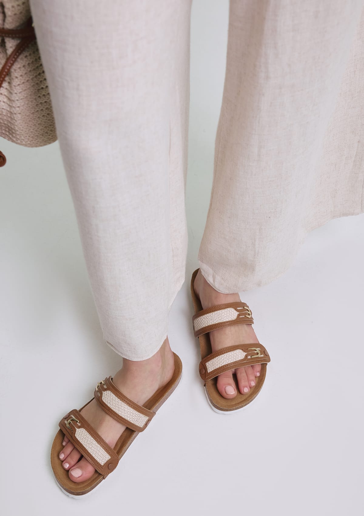 Tragebild mit Model auf neutralem Hintergrund des Produktes Urban Summer in der Farbe Casual Cork Cognac