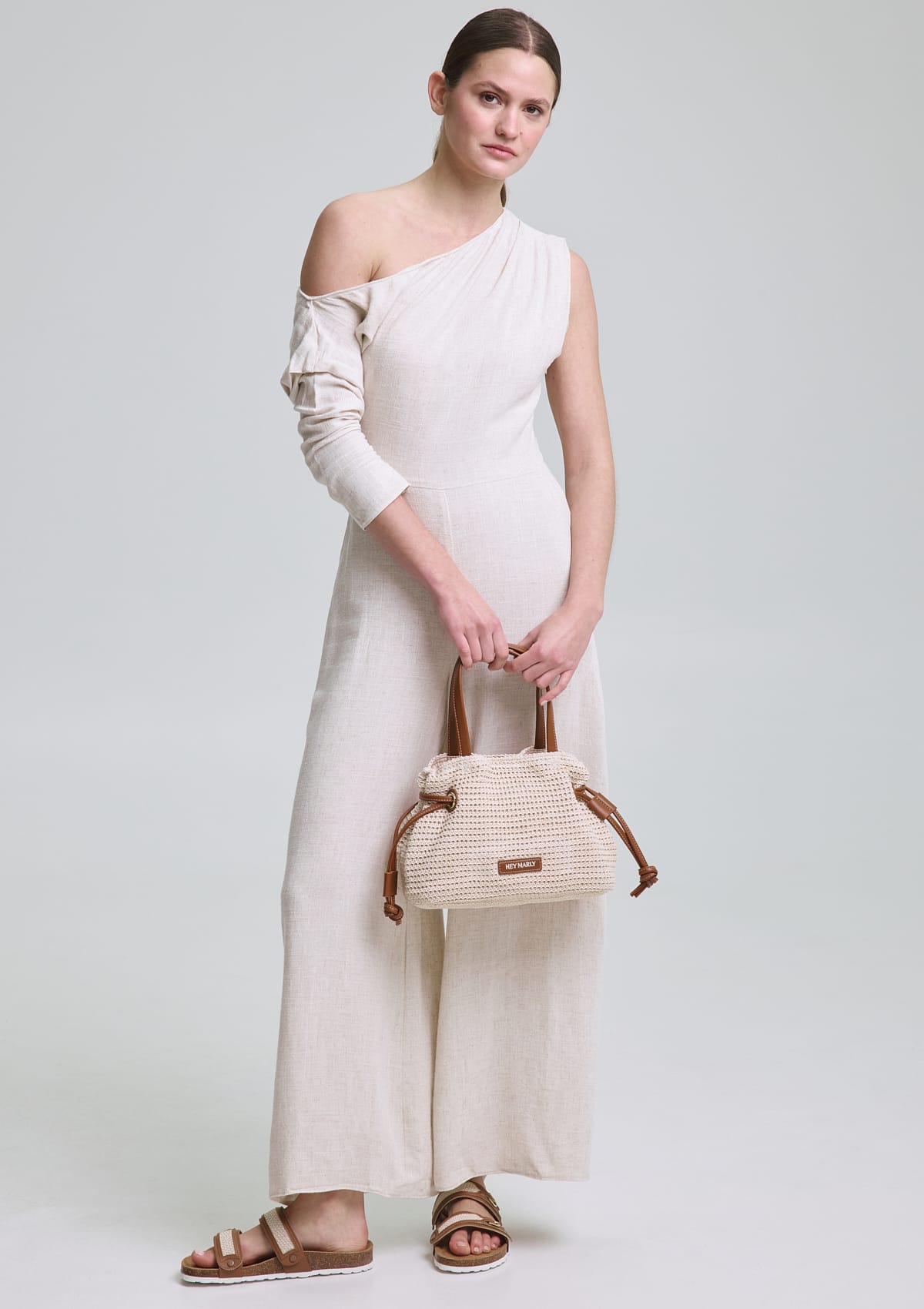 Tragebild mit Model auf neutralem Hintergrund des Produktes Urban Summer in der Farbe Casual Cork Cognac