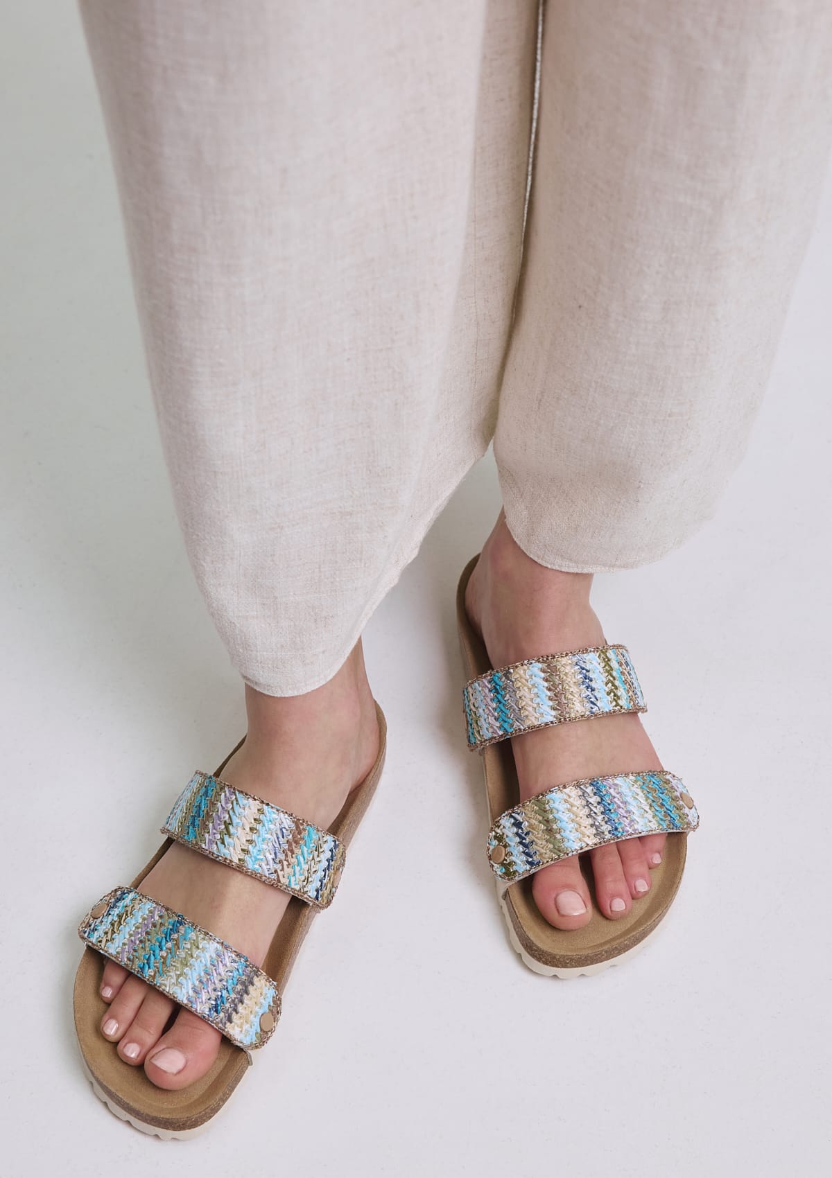 Tragebild mit Model auf neutralem Hintergrund des Produktes Seaside Stripe in der Farbe Casual Cork