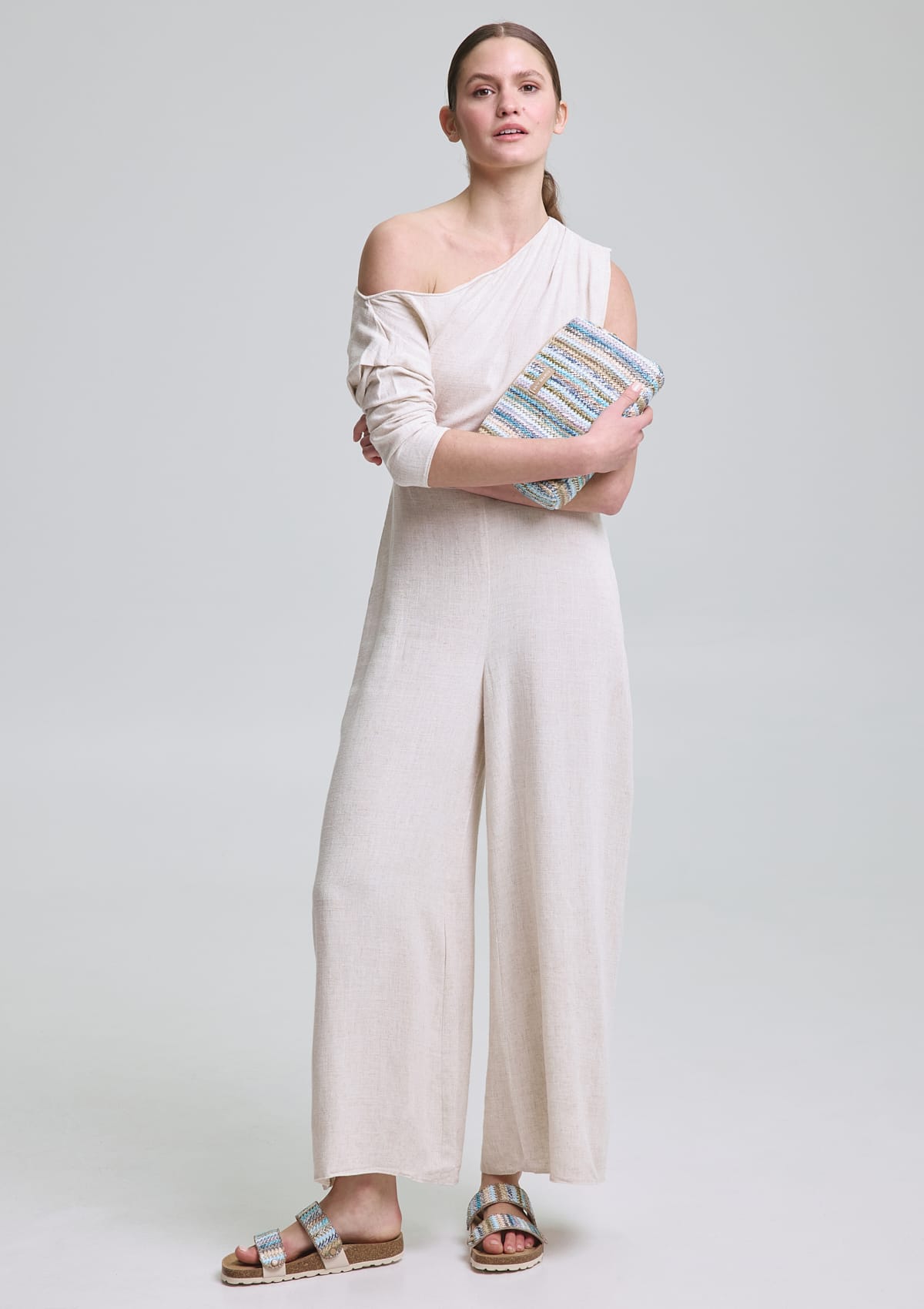 Tragebild mit Model auf neutralem Hintergrund des Produktes Seaside Stripe in der Farbe Casual Cork