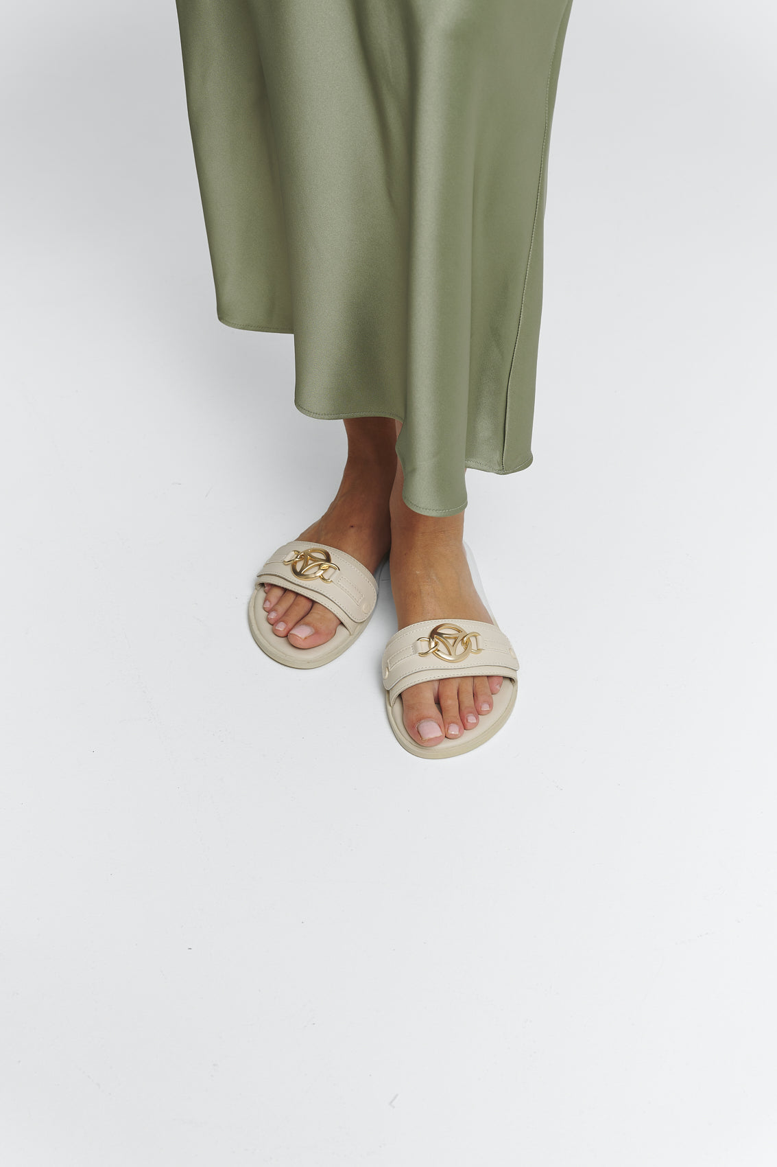 Tragebild mit Model auf neutralem Hintergrund des Produktes Golden Icon in der Farbe Classic Crema