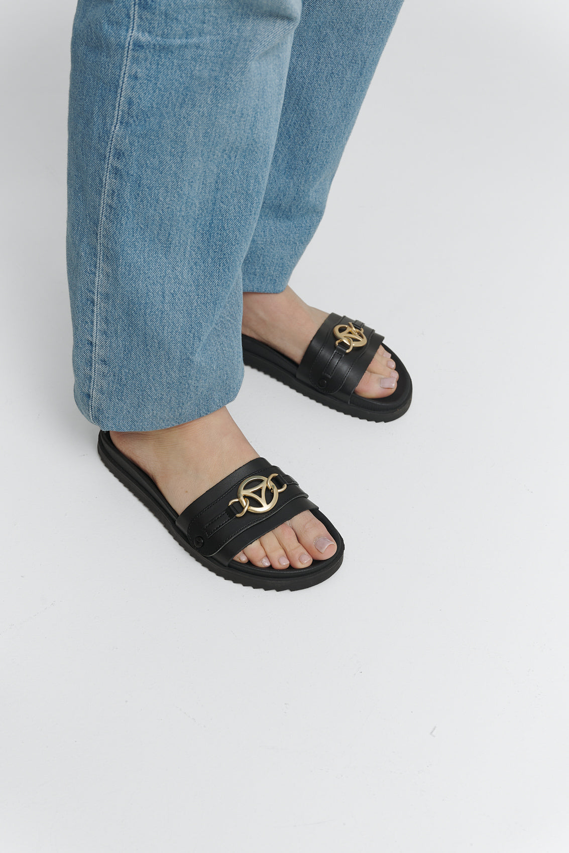 Tragebild mit Model auf neutralem Hintergrund des Produktes Golden Icon in der Farbe Casual Clean Black