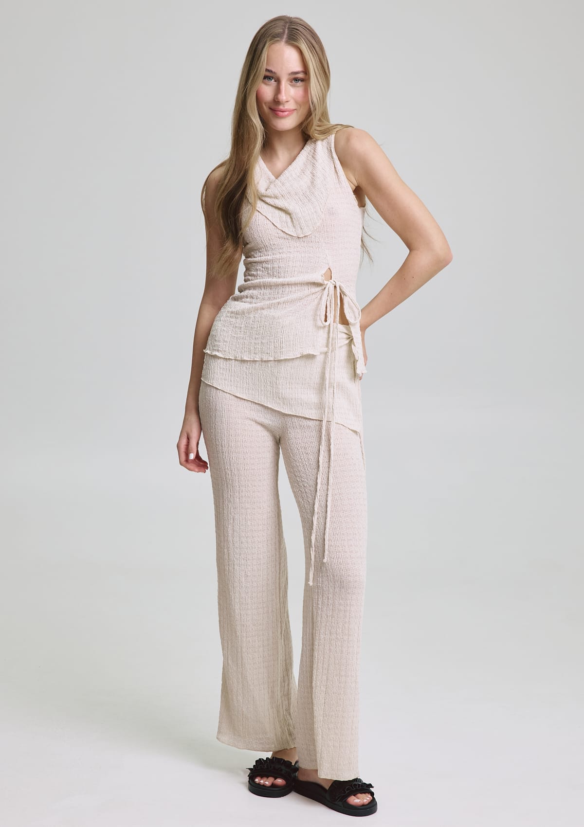 Tragebild mit Model auf neutralem Hintergrund des Produktes Wavy Wonder in der Farbe Casual Clean Black