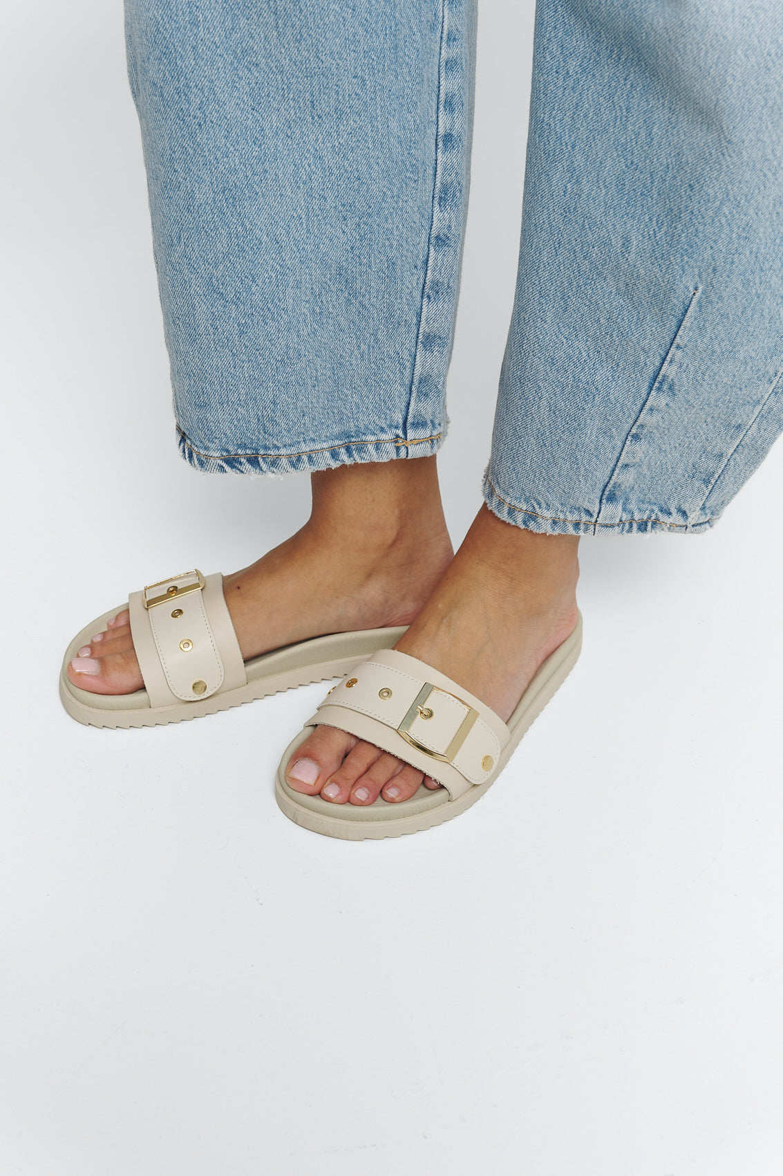 Tragebild mit Model auf neutralem Hintergrund des Produktes Urban Classic in der Farbe Casual Clean Crema