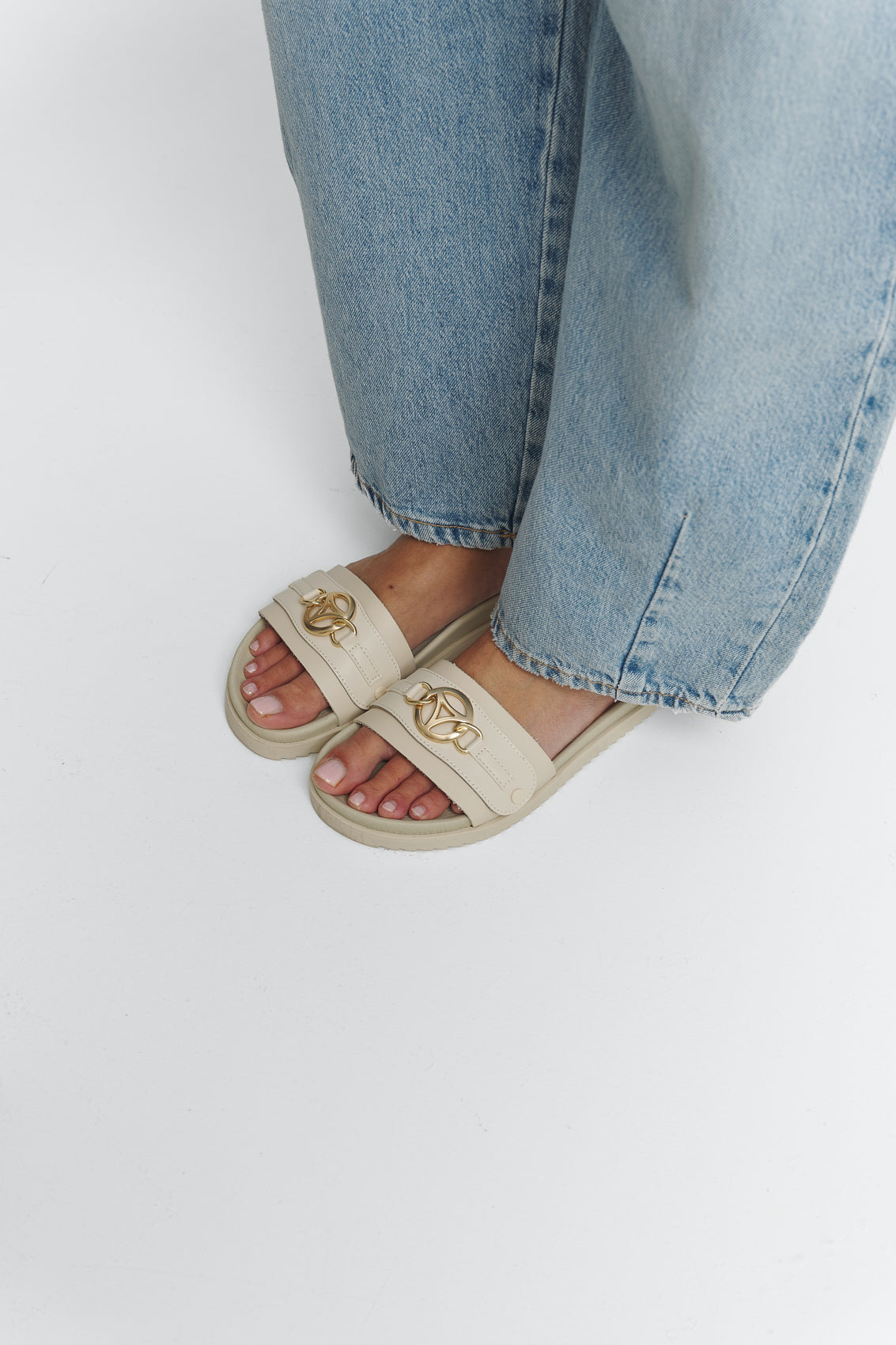 Tragebild mit Model auf neutralem Hintergrund des Produktes Golden Icon in der Farbe Casual Clean Crema