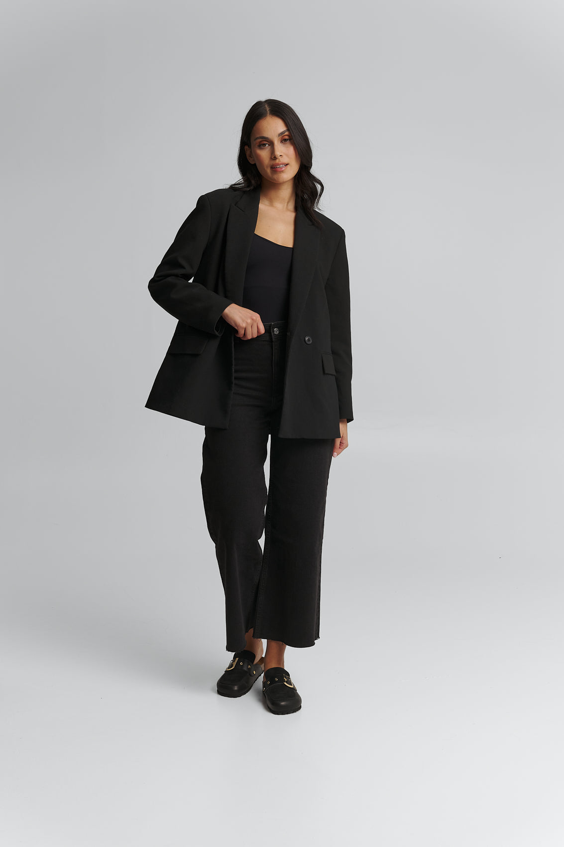 Tragebild mit Model auf neutralem Hintergrund des Produktes Urban Classic in der Farbe Cloafer Black