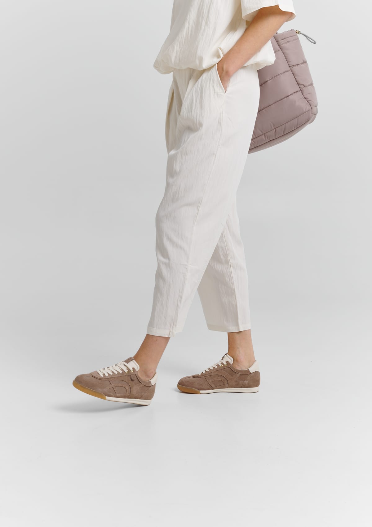 Tragebild mit Model auf neutralem Hintergrund des Produktes Daily Fit