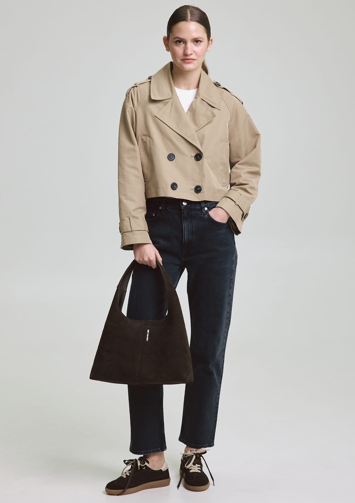 Tragebild mit Model auf neutralem Hintergrund des Produktes Casual Step in der Farbe Coffee-Mocha