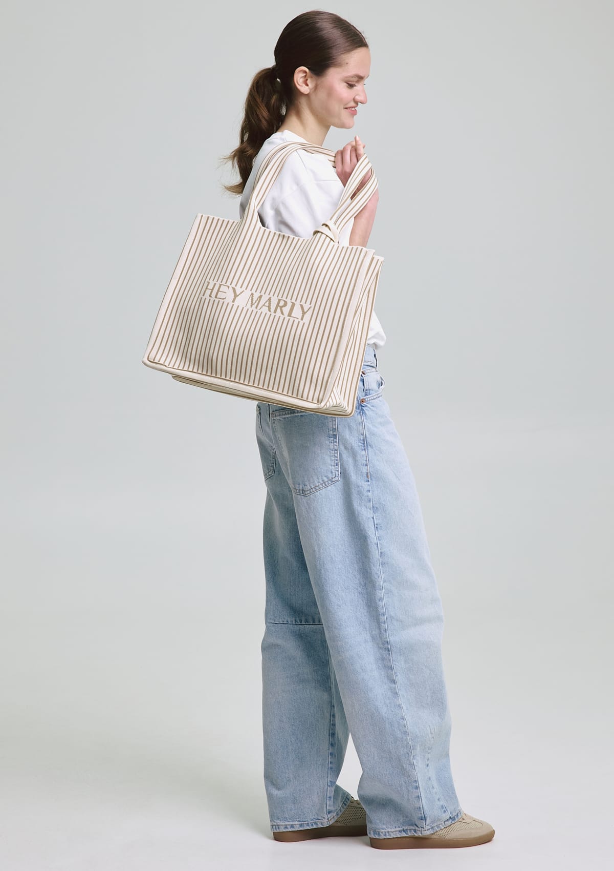 Tragebild mit Model auf neutralem Hintergrund des Produktes Casual Step in der Farbe Crema-Sand