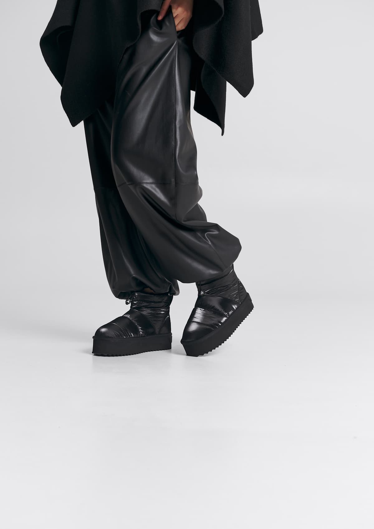 Tragebild mit Model auf neutralem Hintergrund des Produktes Buddy Boot Blaze in der Farbe Black