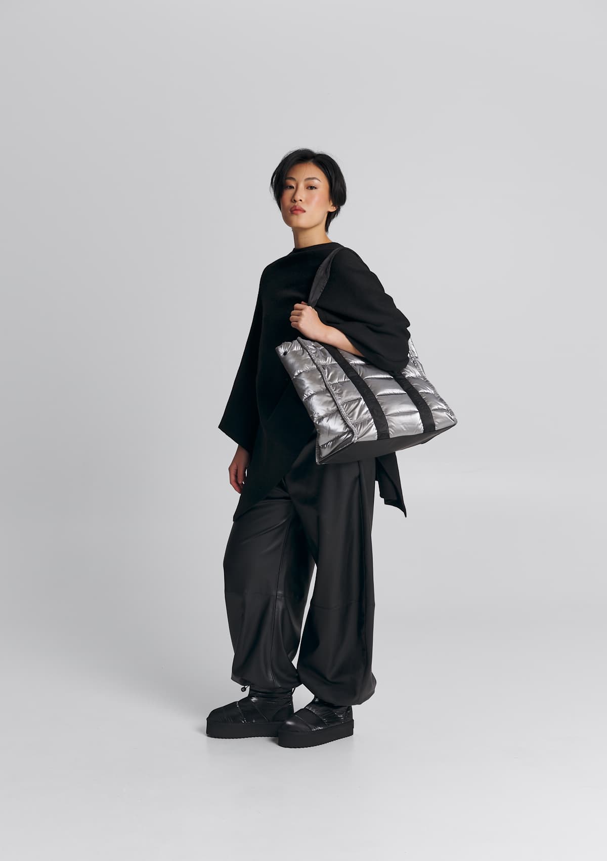 Tragebild mit Model auf neutralem Hintergrund des Produktes Buddy Boot Blaze in der Farbe Black