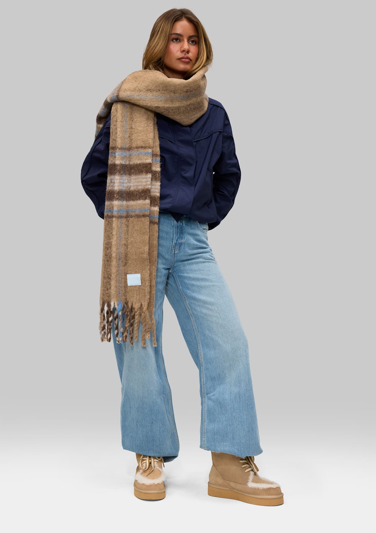 Tragebild mit Model auf neutralem Hintergrund des Produktes Comfy Lace-Up Boot Suede in der Farbe Sand