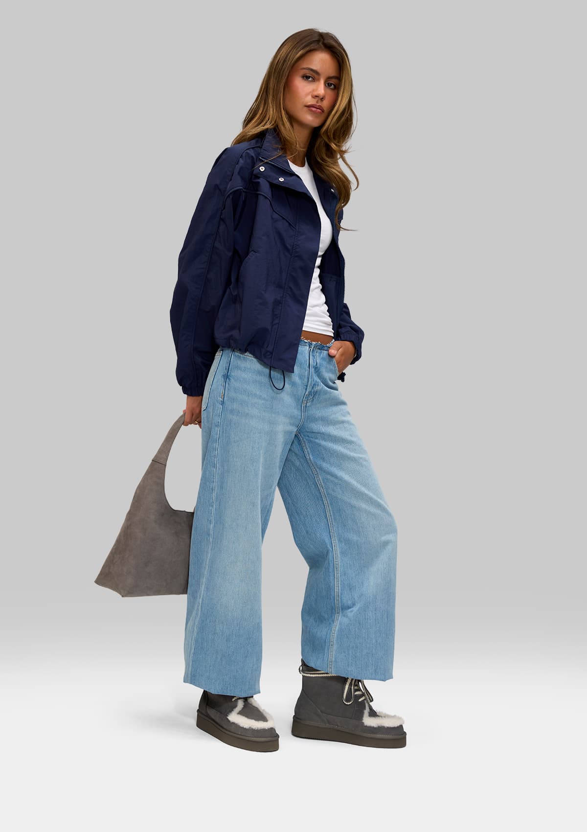 Tragebild mit Model auf neutralem Hintergrund des Produktes Comfy Lace-Up Boot Suede in der Farbe Grey
